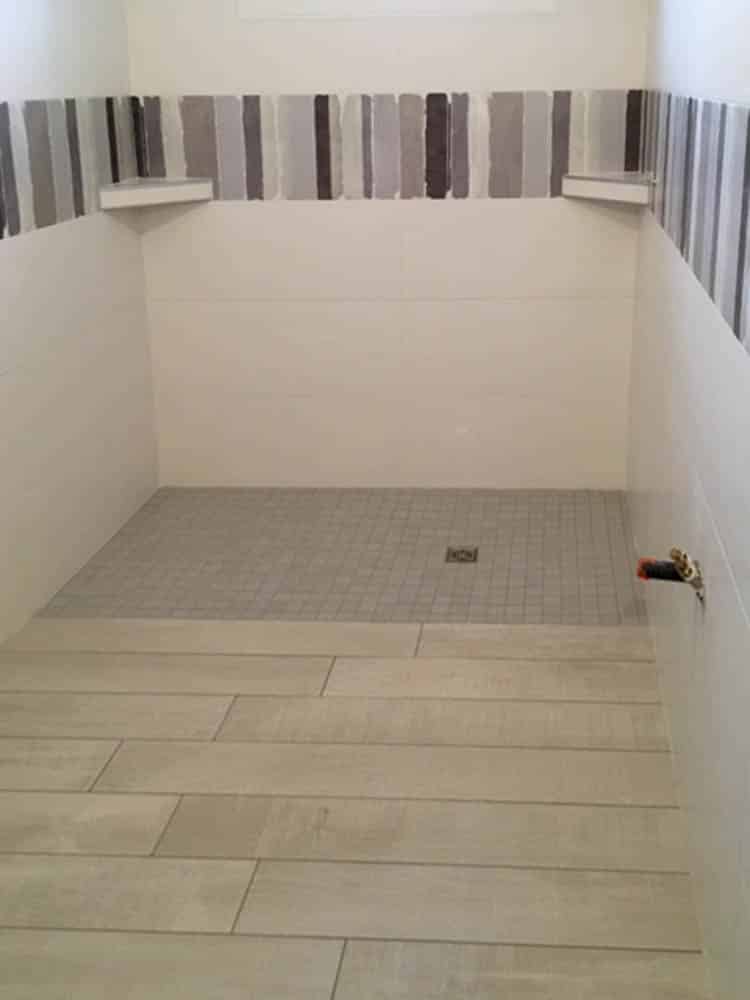 carrelage de salle de bain avec deux étageres sur Salon de Provence près de Pélissane