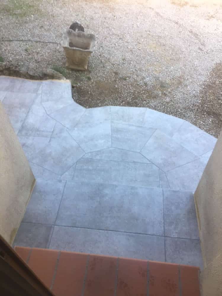 pose de carrelage dans une entrée de maison