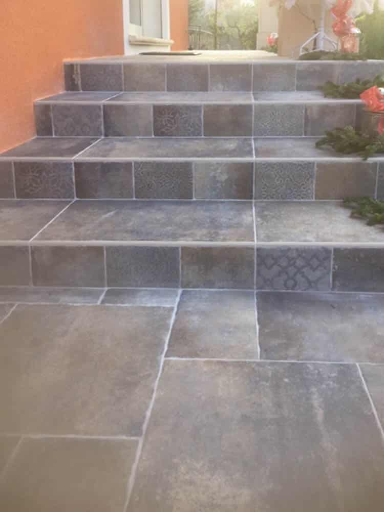 pose de carrelage d'un escalier extérieur