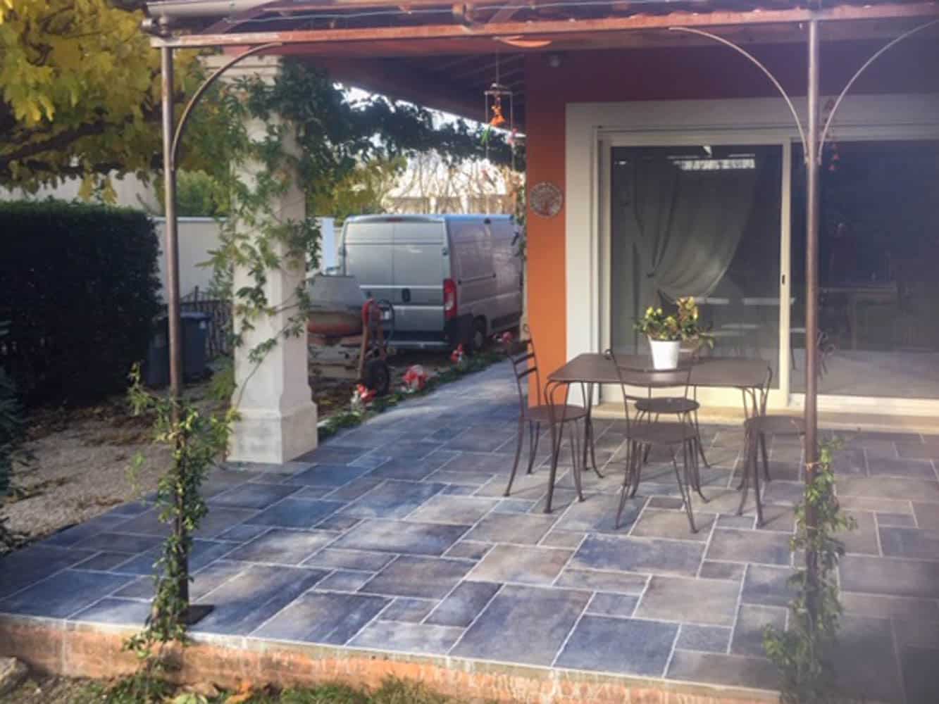 Pose de carrelage sur terrasse extérieur vers salon de provence