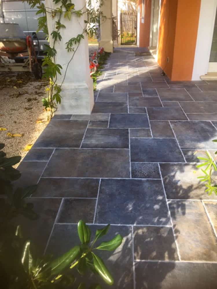 Pose de carrelage pour une grande terrasse.