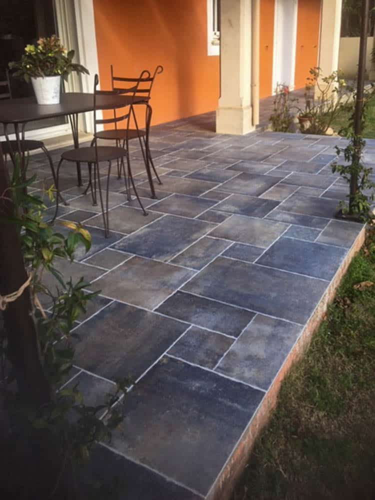 Pose de carrelage pour une grande terrasse.