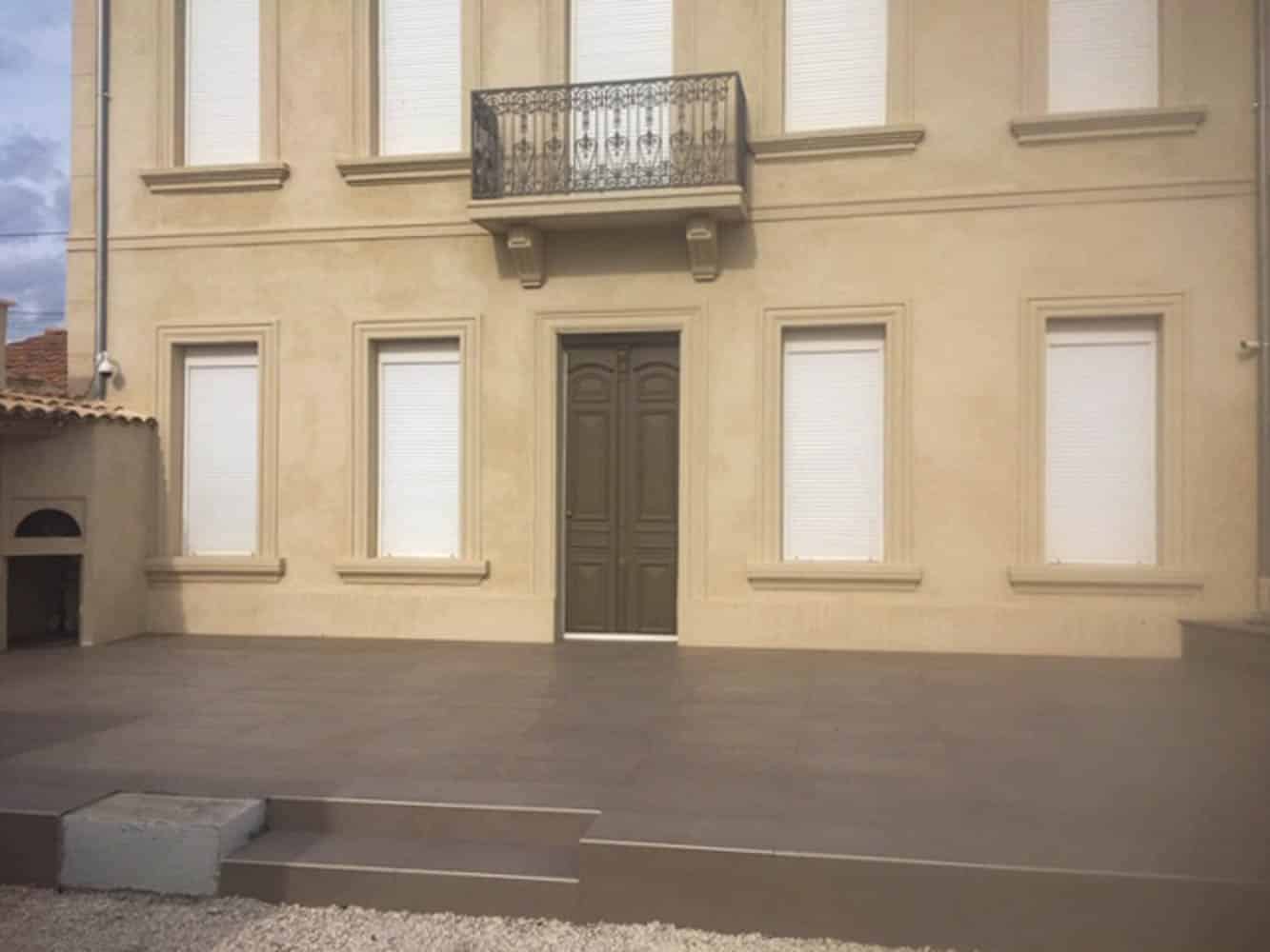 Pose de carrelage pour une grande terrasse.
