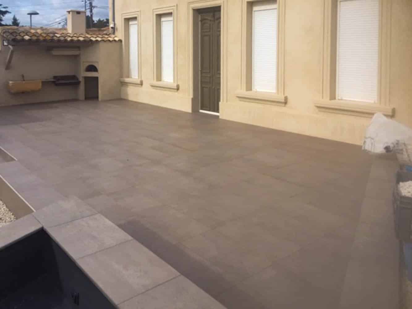 Grande terrasse carrelée par un carreleur