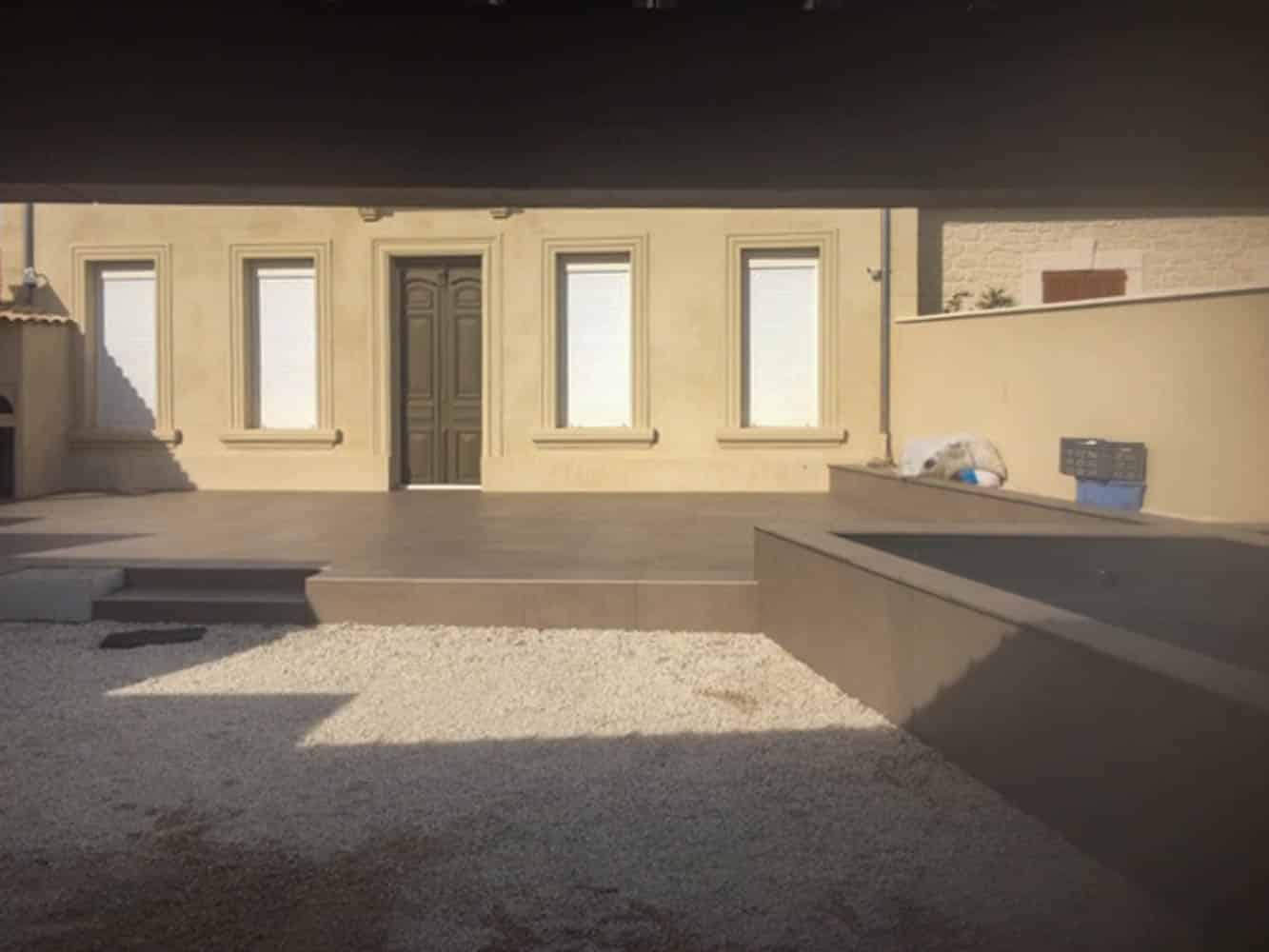 Grande terrasse carrelée par un carreleur