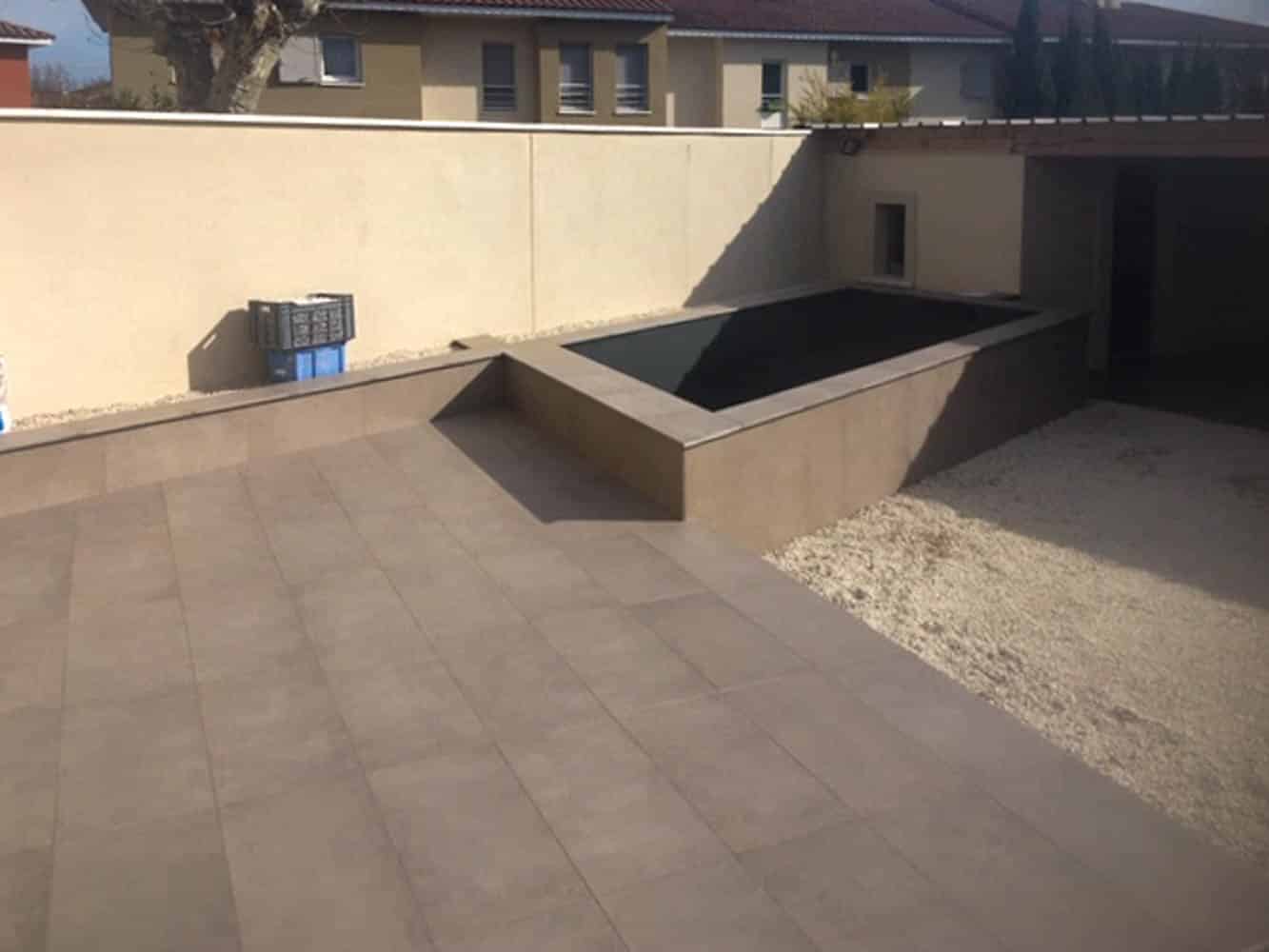 terrasse avec piscine entièrement carrelée