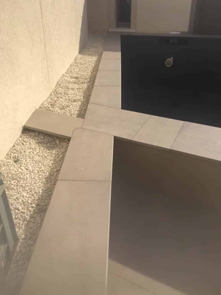 terrasse avec piscine entièrement carrelée