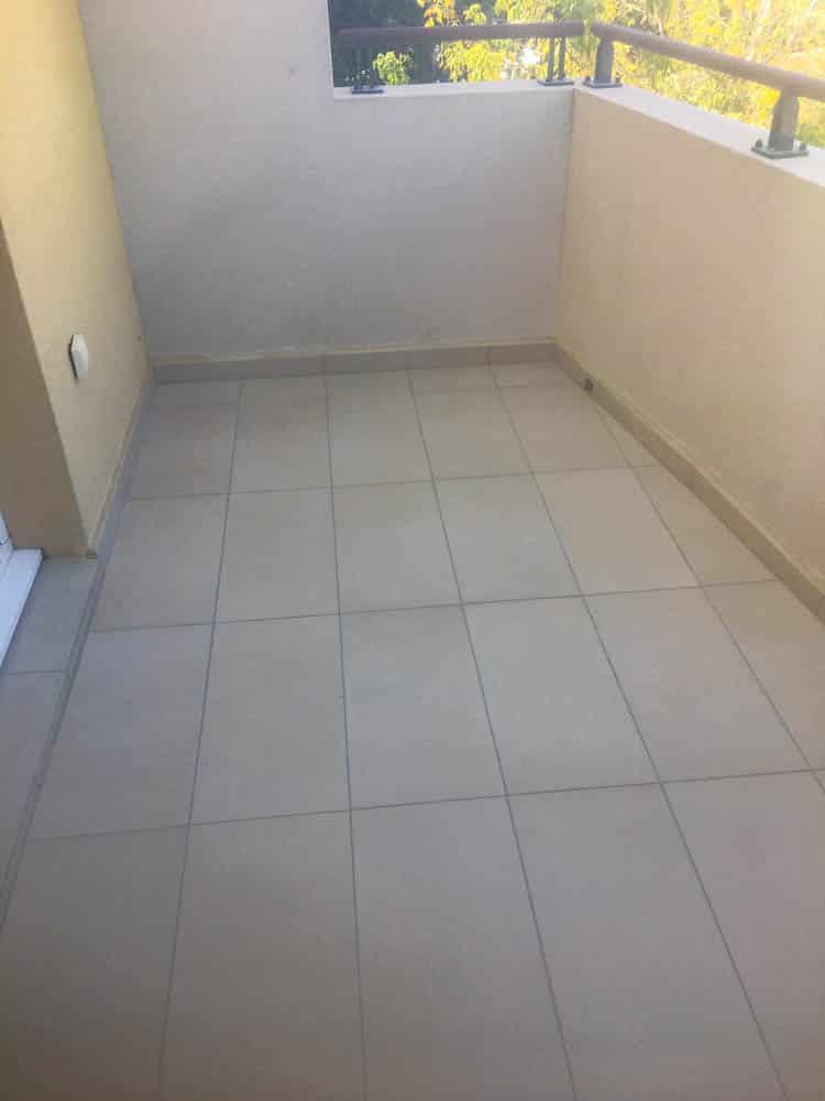 Terrasse d'un balcon entièrement carrelé