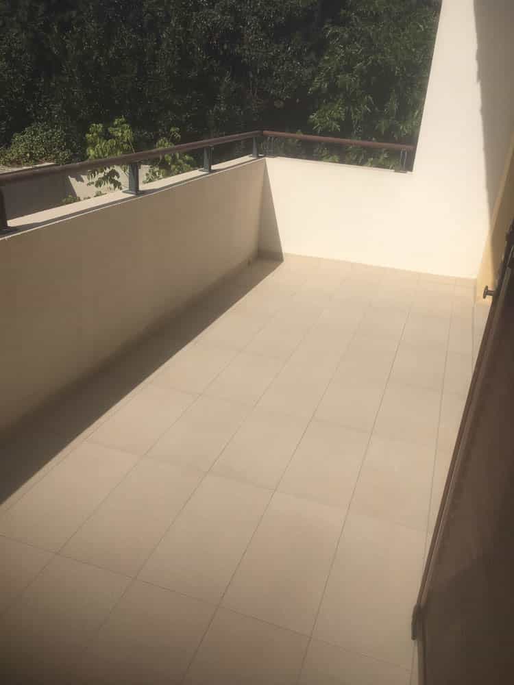 Terrasse d'un balcon entièrement carrelé
