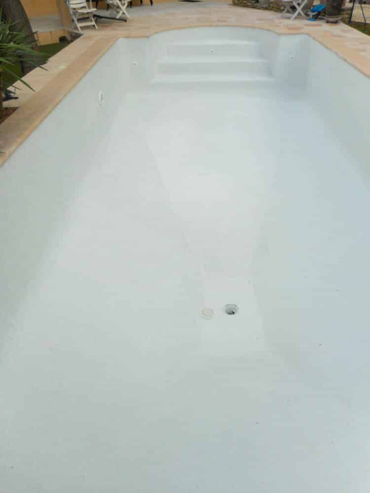 Piscine entièrement carrelée
