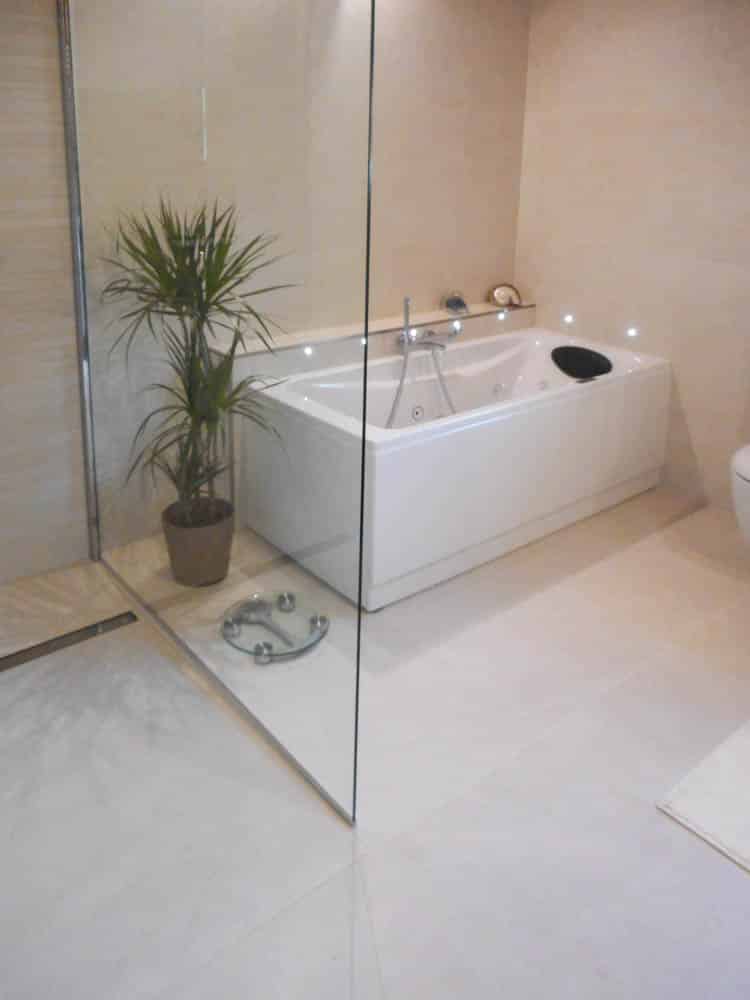 Salle de Bain entièrement carrelée sur Pelissanne