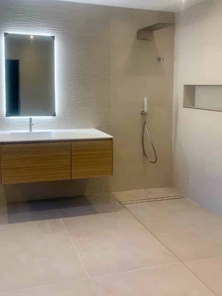 cabine de douche à l'italienne entièrement carrelée