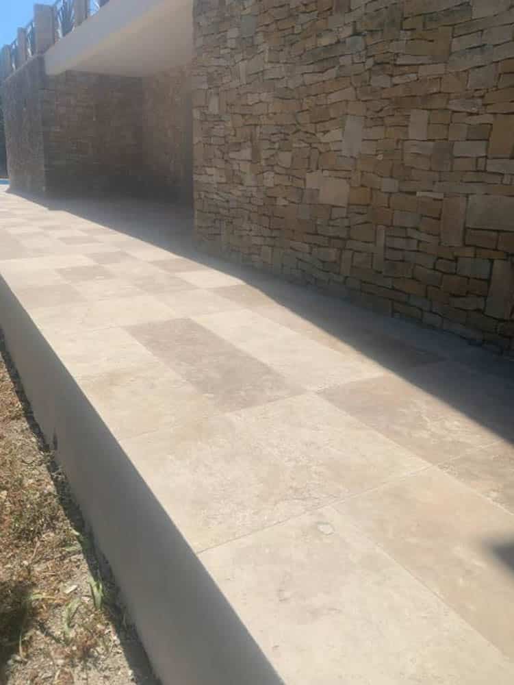 Terrasse carrelée par un carreleur situé sur Salon de Provence près de Pelissane
