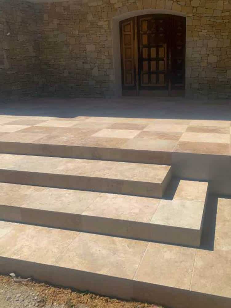 Terrasse carrelée avec escalier
