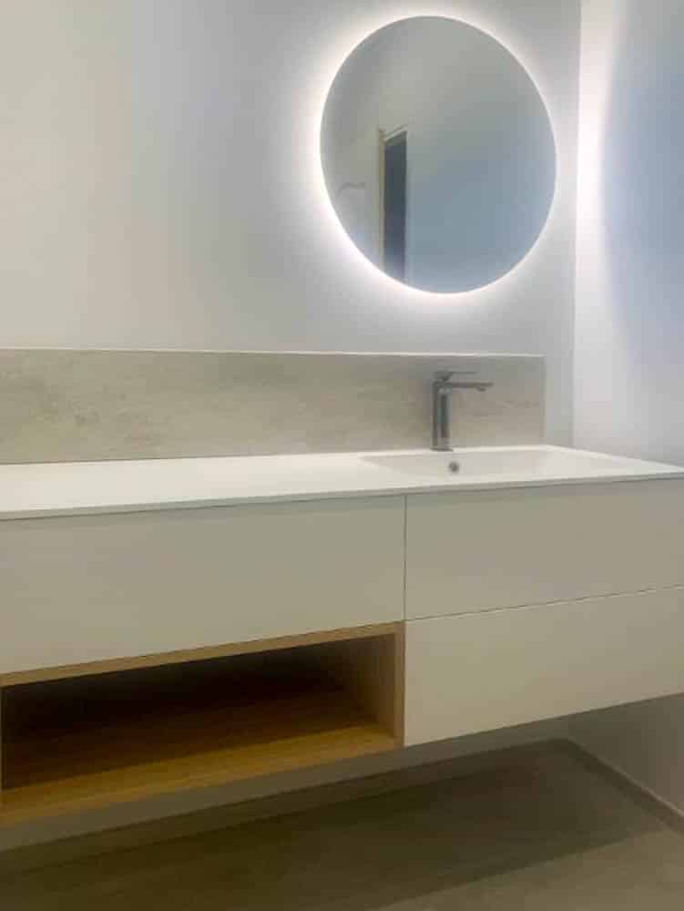 Meuble de salle de bain avec carrelage