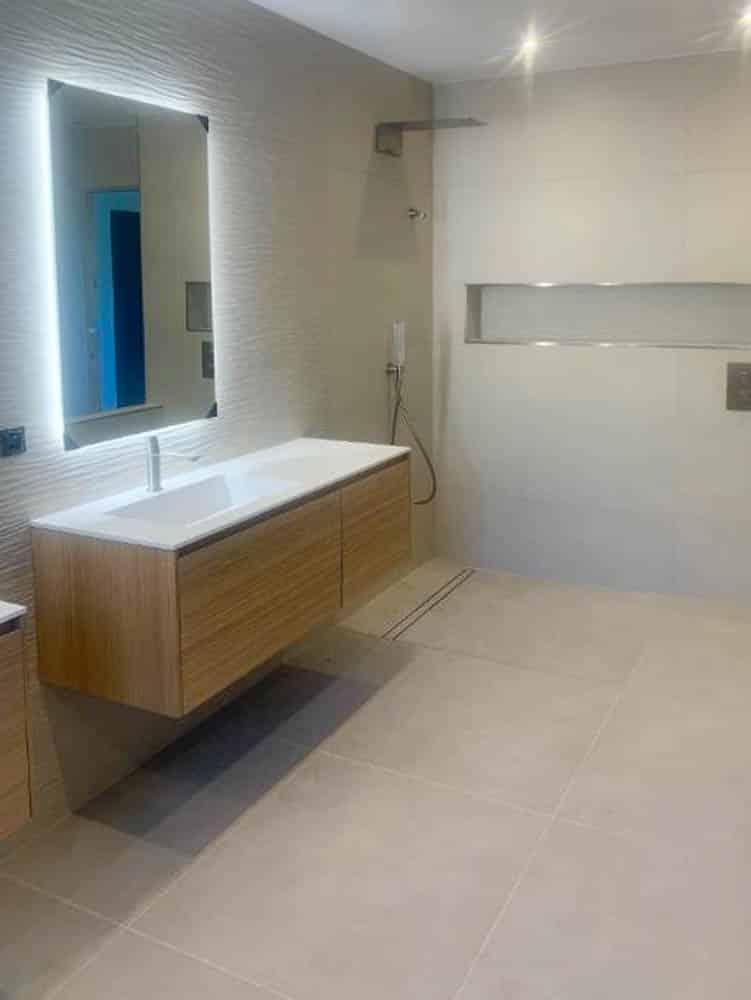 Salle de bain avec deux vasques entièrement rénovée