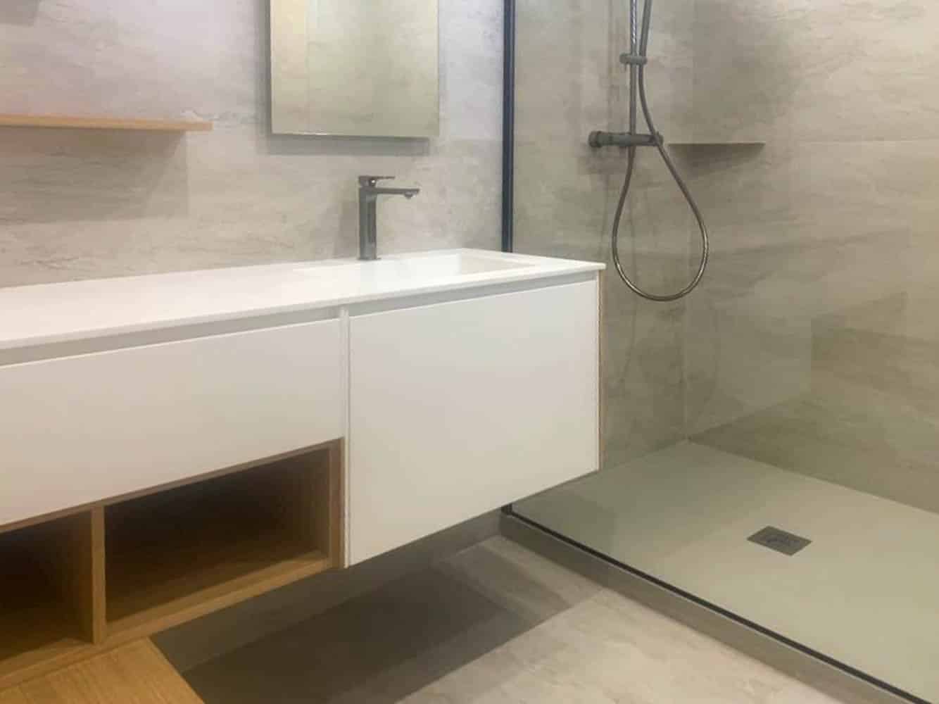 Salle de bain bois et carrelage sur Pelissane