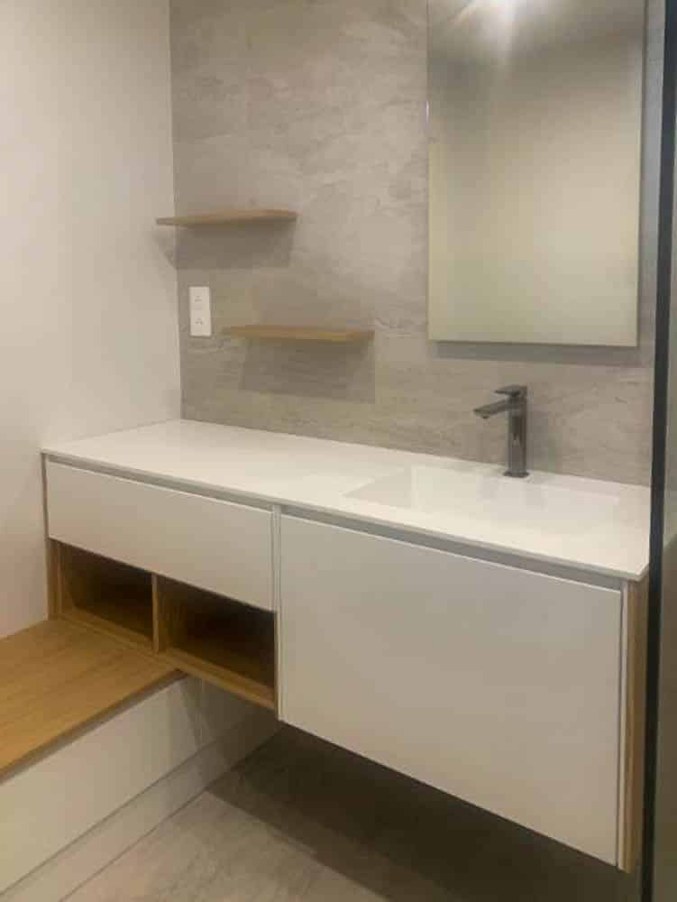 Salle de bain bois et carrelage sur Pelissane