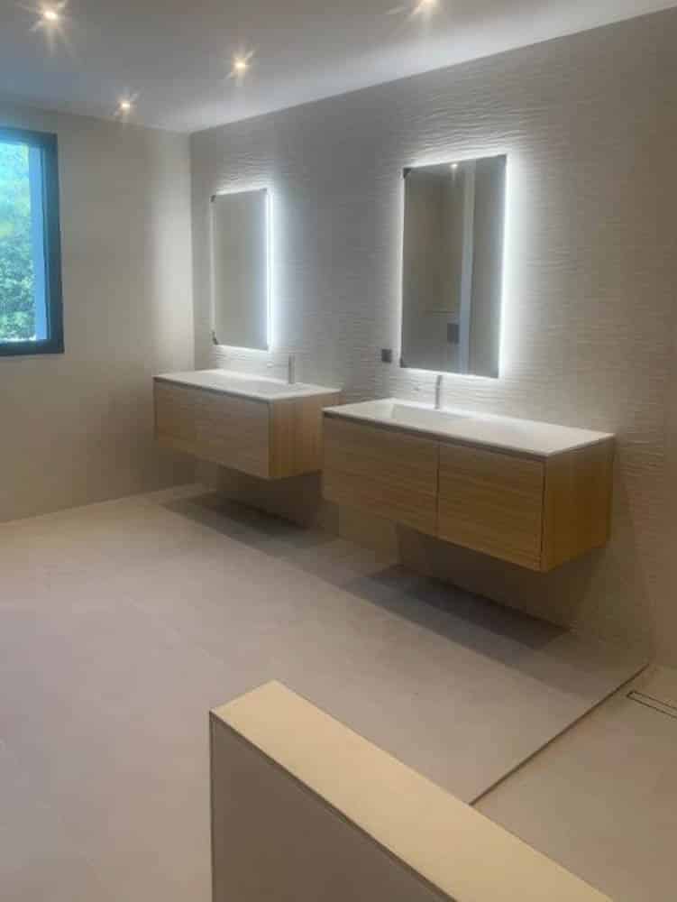 Salle de bain avec deux vasques entièrement rénovée