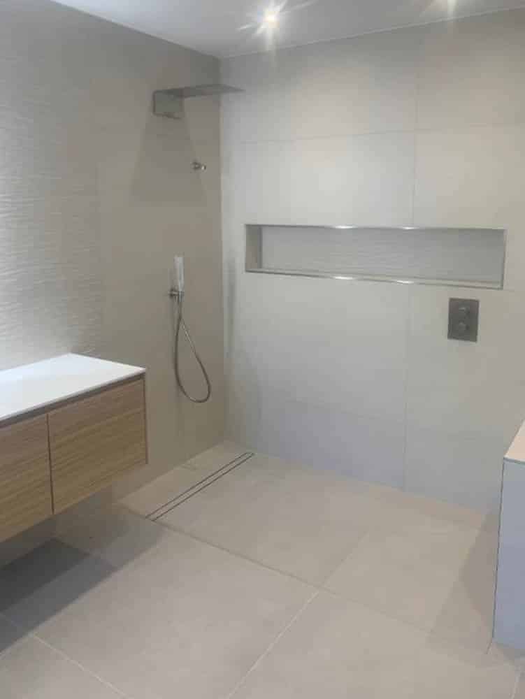 Salle de bain moderne entièrement rénovée et carrelée