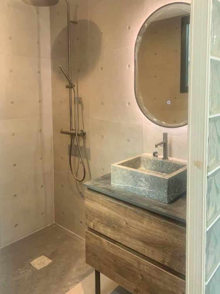 Salle de bain carrelée lors d'un projet de renovation