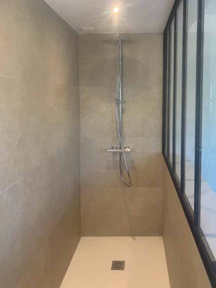Cabine de douche à l'italienne entièrement carrelée