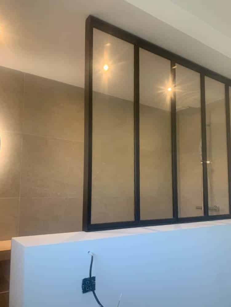 Verrière d'une cabine de douche carrelée