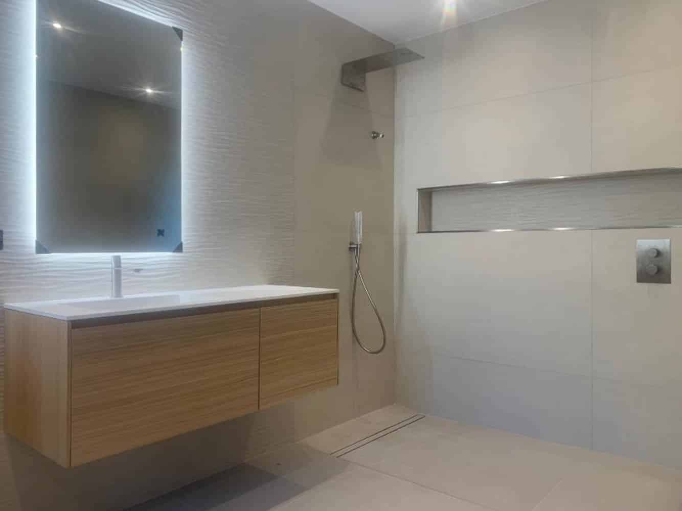 Salle bain entièrement carrelée dans la région Salonnaise