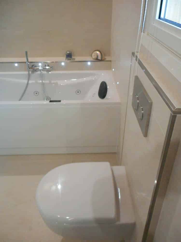 Salle de Bain avec baignoire entièrement carrelée sur Pelissanne