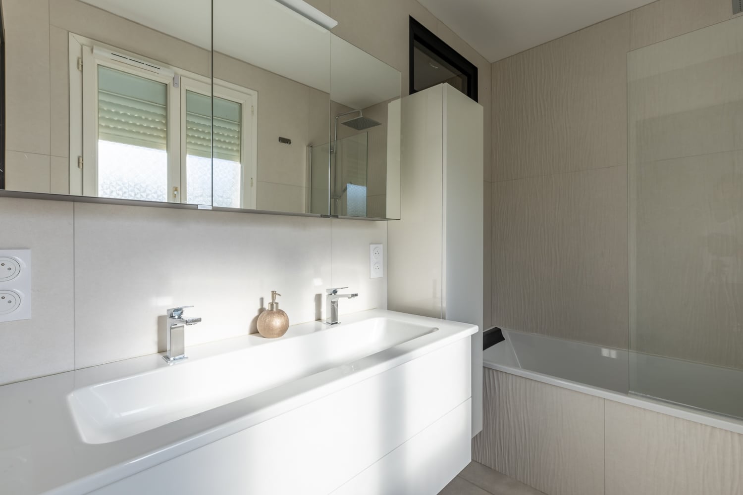 Pose de grands carreaux dans une salle de bains sur Mallemort
