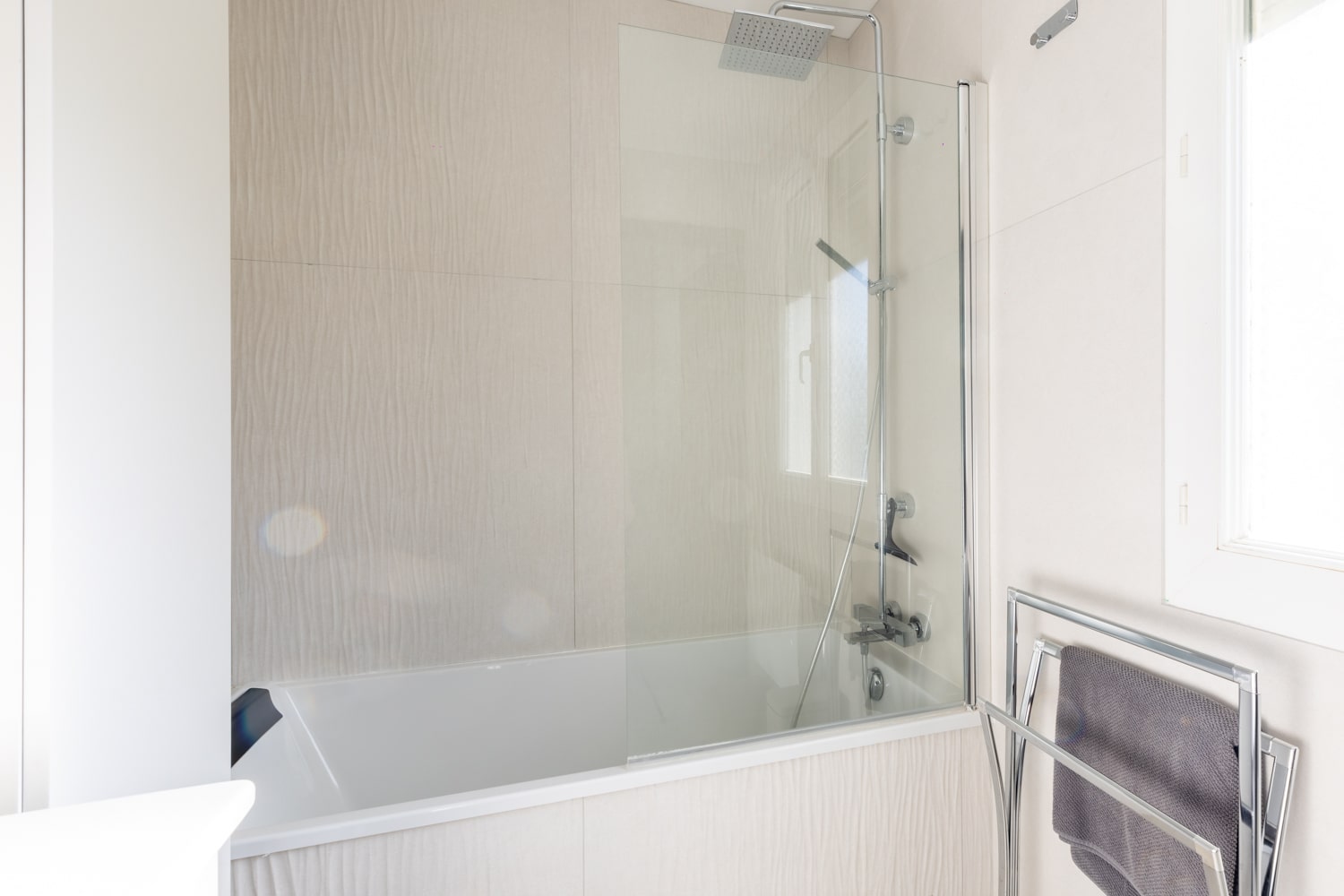 Pose de carrelage dans une salle de bains sur Mallemort