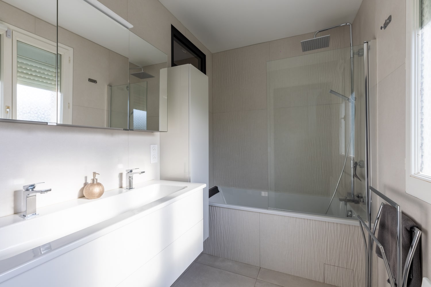 Salle de bain avec baignoire rénovée sur Mallemort avec de grand carreaux