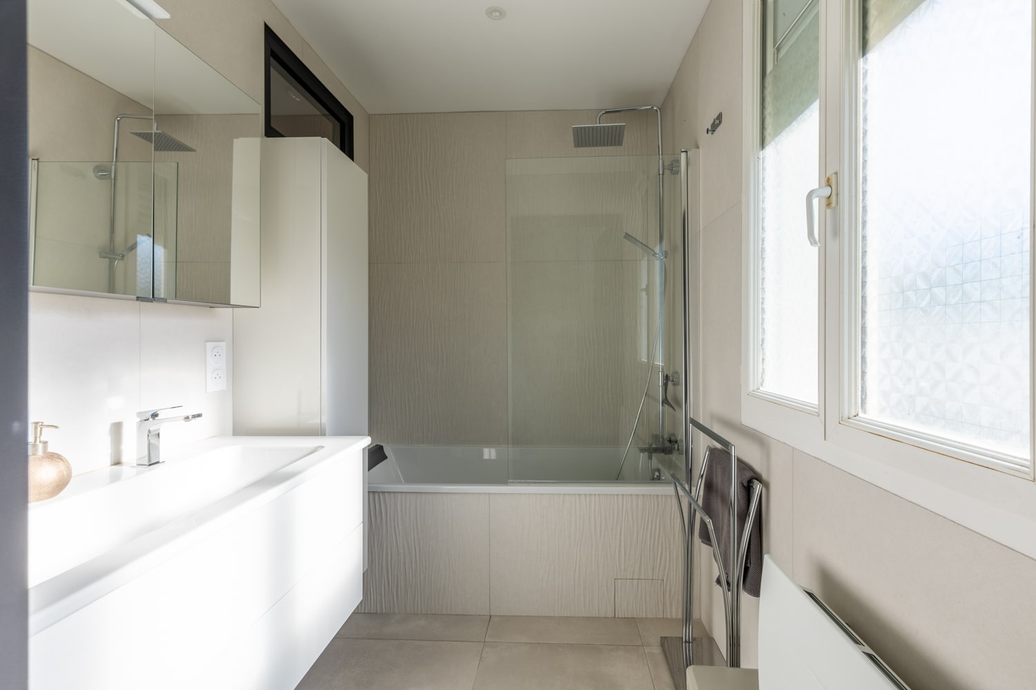 Salle de bain entierement rénovée sur Mallemort avec de grand carreaux