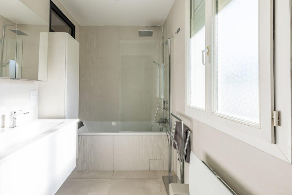 Salle de bain rénovée sur Mallemort avec de grand carreaux