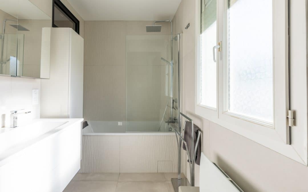 Expert Carreleur à Mallemort : Transformation d&rsquo;une Salle de Bain Spacieuse