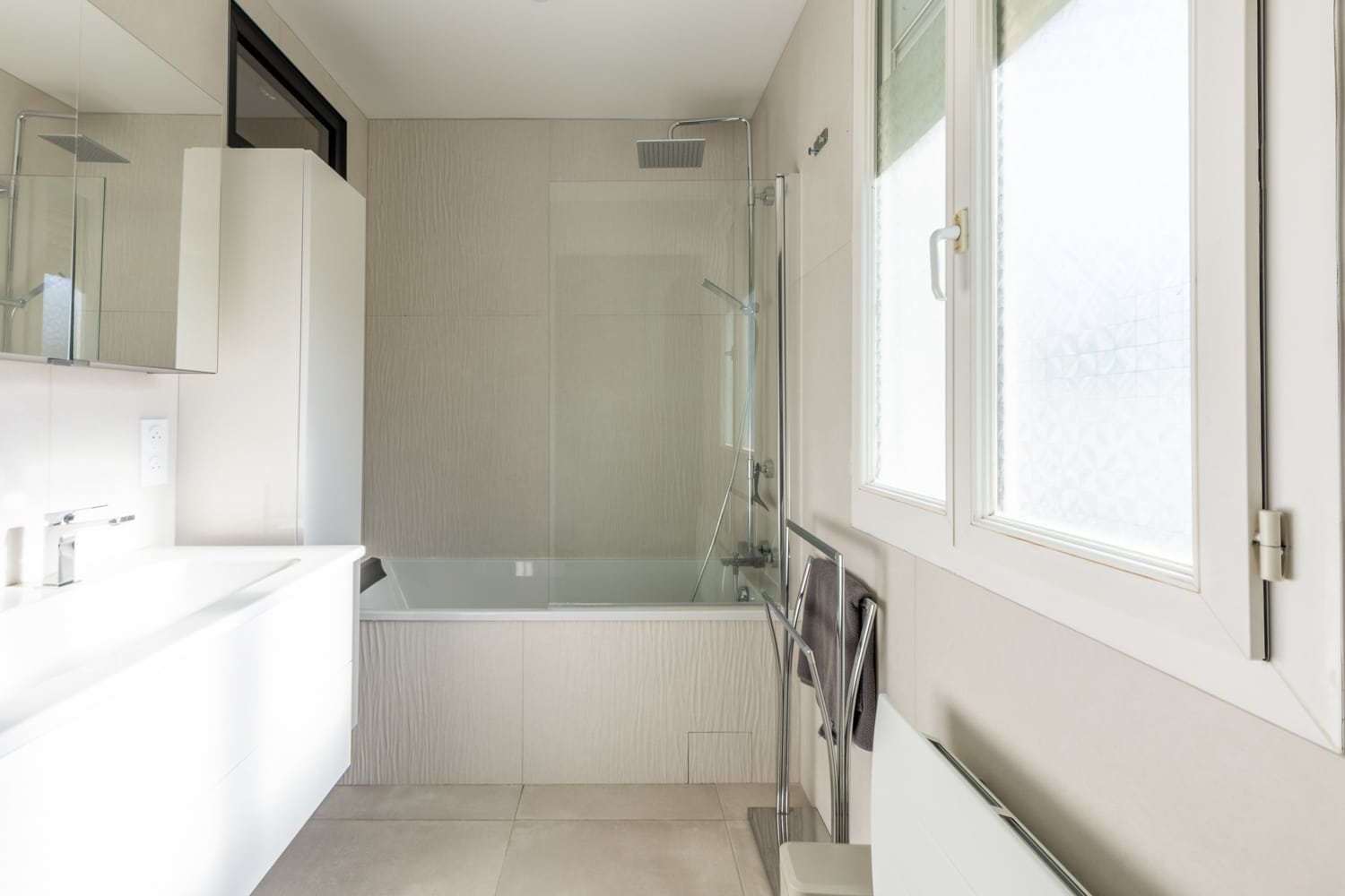Salle de bain rénovée sur Mallemort avec de grand carreaux