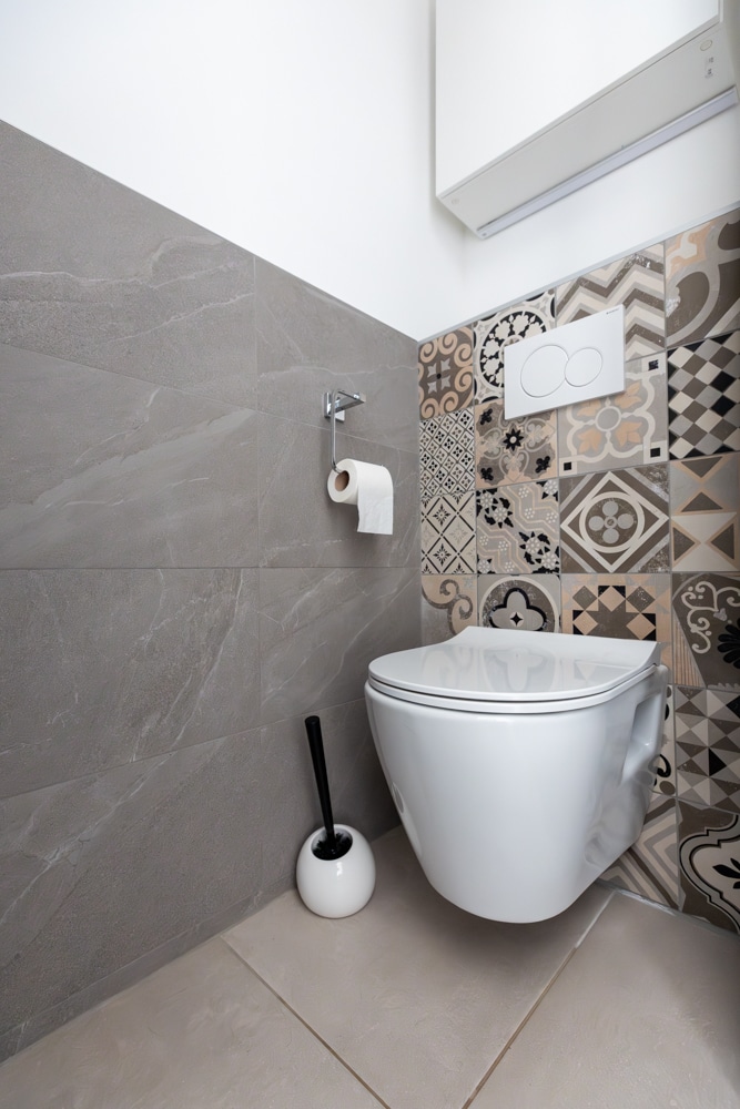 wc rénové avec des carreaux de ciment sur Mallemort