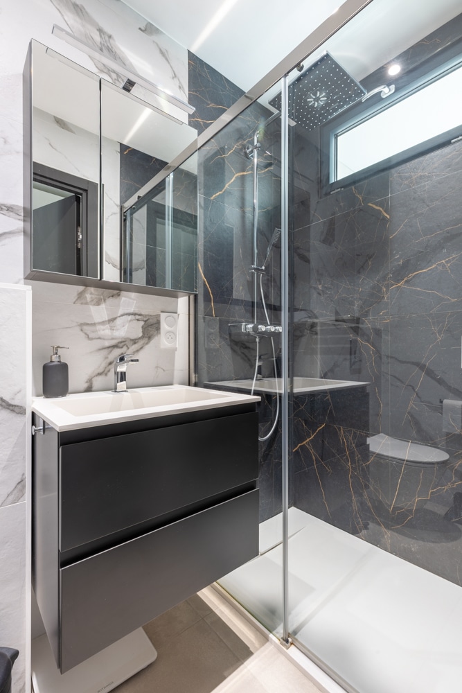 Pose de carrelage sol et murs d'une Salle de bain avec wc suspendu sur Mallemort