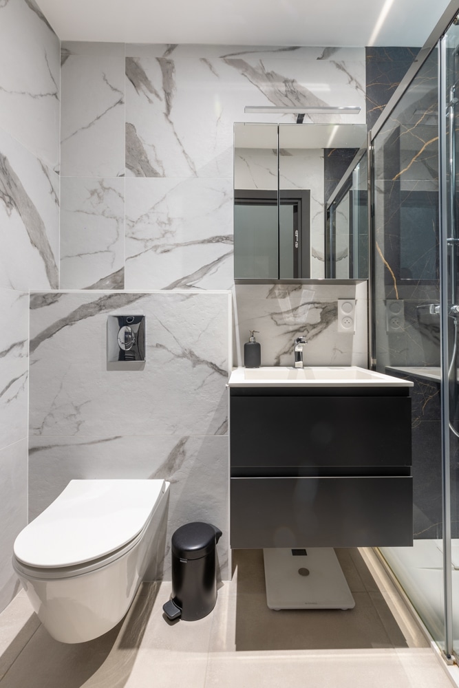 Pose de carrelage sol et murs d'une Salle de bain avec wc suspendu sur Mallemort