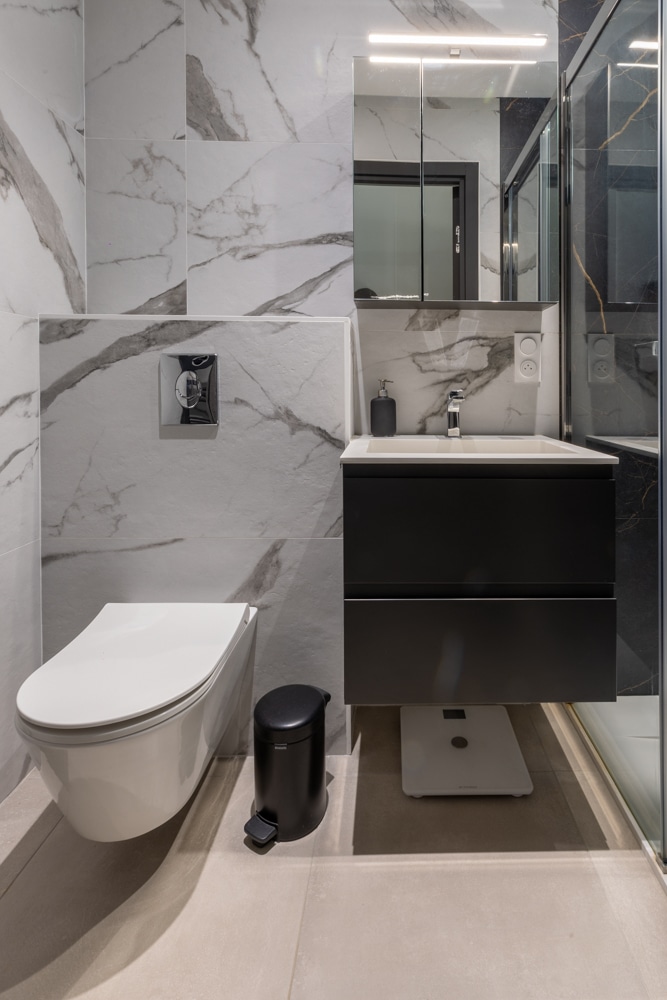 Salle de bain avec wc suspendu près de Mallemort