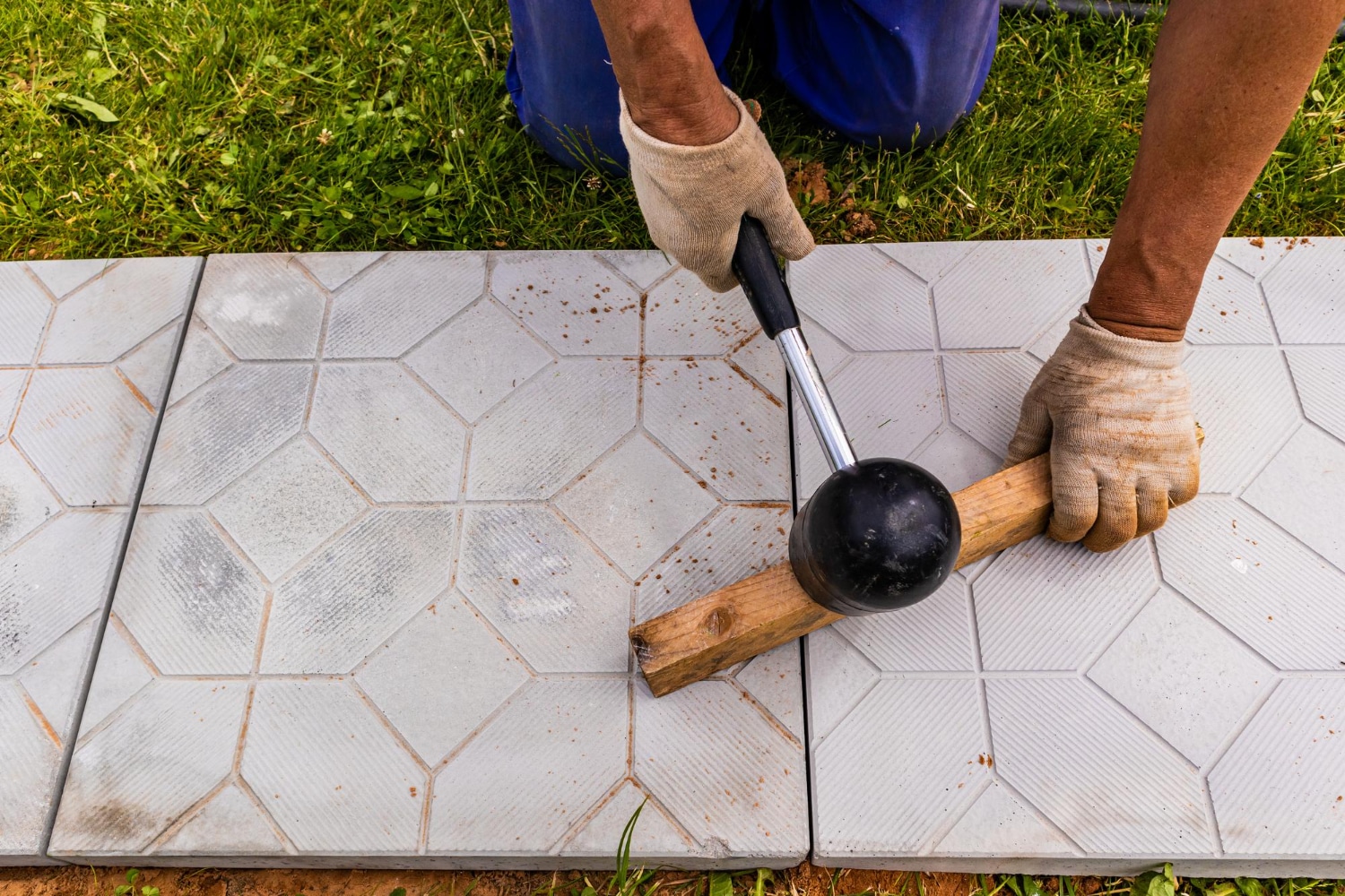 Terrasse en carrelage à La Barben : quelles sont les meilleures options pour résister au climat provençal ?