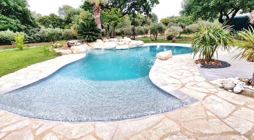 Rénovation de piscine en mosaïque pâte de verre et joints époxy
