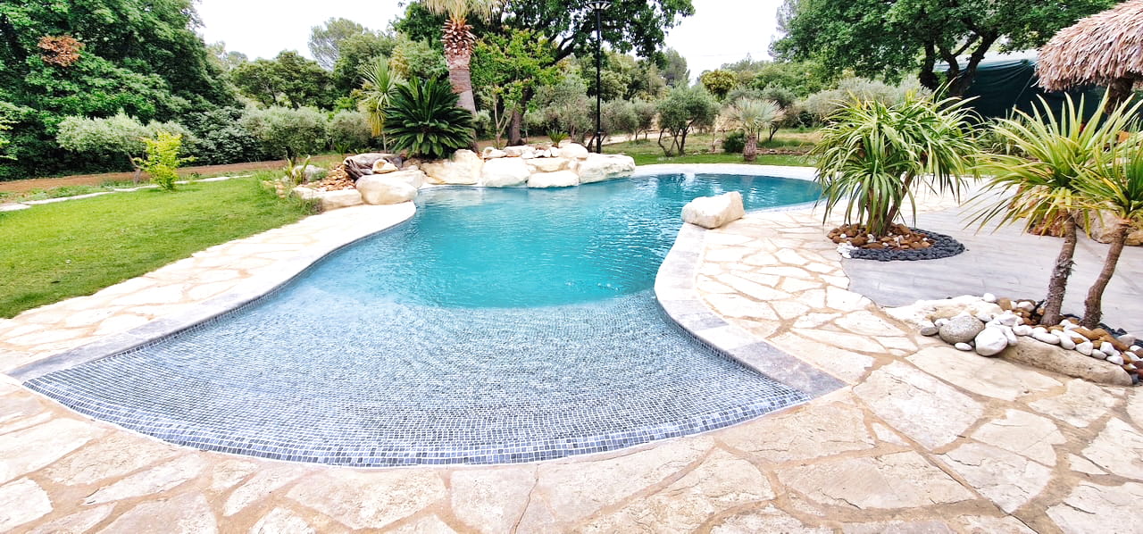 Rénovation de piscine en mosaïque pâte de verre et joints époxy